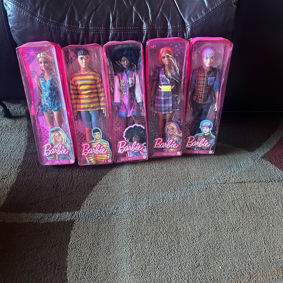 Barbie fashionista bundle (5) new